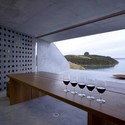 Cava de vinos y mirador / MAP Architects - Viña, Fachada, Mesas