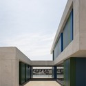 Edificio de Oficinas en el Puerto de Roquetas de Mar / Donaire Arquitectos - Edificios Institucionales, Fachada