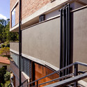 © Eduardo Eckenfels Estudio Terra240 / Arquitetos Associados - Arquitectura De Oficinas, Escaleras, Fachada, Barandas, Puerta, Balcón