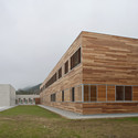 Colegio en Piedralaves / BmasC Arquitectos - Escuelas, Fachada