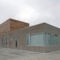 Colegio en Piedralaves / BmasC Arquitectos - Escuelas, Fachada, Puerta
