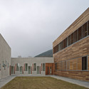 Colegio en Piedralaves / BmasC Arquitectos - Escuelas, Patio interior, Fachada