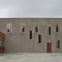 Colegio en Piedralaves / BmasC Arquitectos - Escuelas, Puerta, Fachada
