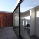 © Alessandra Okazaki Casa Atami / Marcos Bertoldi Arquitetos - Casas, Fachada, Puerta, Barandas