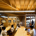 Einosato Jardín Infantil  / Shogo Iwata  - Mesas, Sillas, Fijación Vigas