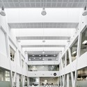 Edificio 112 / ACXT Arquitectos - Servicios De Emergencia, Fijación Vigas, Sillas