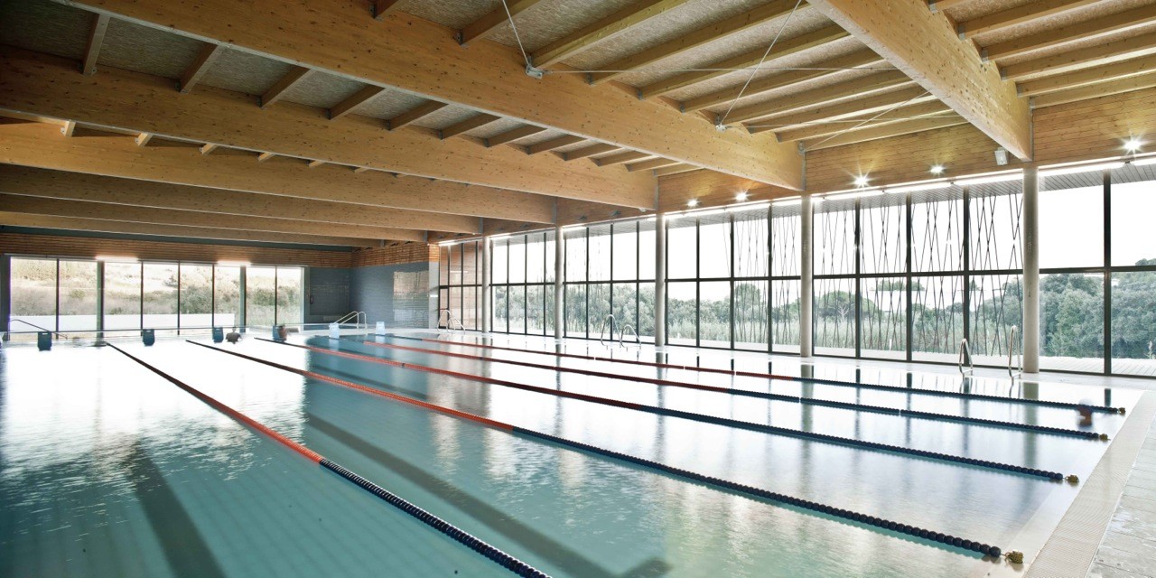Galería de Complejo Deportivo con Piscina Cubierta / Contraluz Galería de Complejo Deportivo con Piscina Cubierta / Contraluz