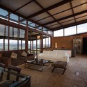 © Carlos Kipnis Casa en Morungaba / Base 3 Arquitetos - Casas, Terraza, Fijación Vigas, Fachada, Mesas, Sillas