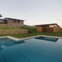 © Carlos Kipnis Casa en Morungaba / Base 3 Arquitetos - Casas, Patio interior, Fachada