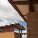 © Carlos Kipnis Casa en Morungaba / Base 3 Arquitetos - Casas, Fachada, Fijación Vigas
