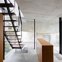 Casa en Eifukucho / Upsetters Architects - Vidrio, Barandas