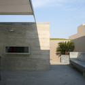 Conjunto Casas Vedoble / BARCLAY&CROUSSE Architecture - Casas, Patio interior, Fachada, Sillas