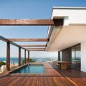Casa V en la Costa Brava / MAGMA Arquitectura + Llongueras Clotet Arquitectes - Ventanas, Mesas, Sillas, Fachada, Fijación Vigas, Terraza