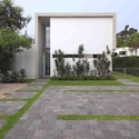 Casa en La Planicie / Juan Carlos Doblado - Casas, Jardín, Fachada, Puerta