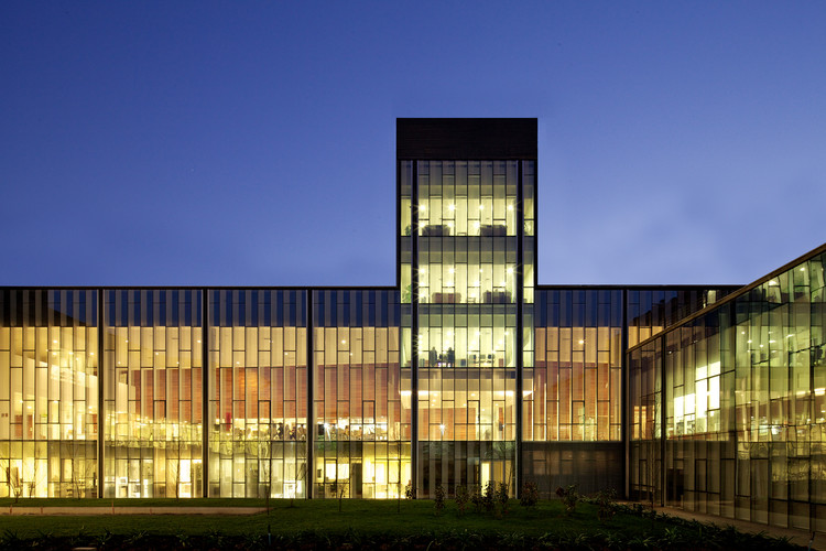 Mutual de Seguridad 医院与 Bicentenario 门诊中心 / Mobil Arquitectos - 更多图片