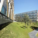Universidad Corporativa de Telefónica en el Parc de Bell-llo / ​ Batlleiroig - Renovación, Jardín, Fachada