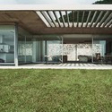 Casa Widescreen / R Zero Studio - Casas, Jardín, Fachada, Sillas, Mesas