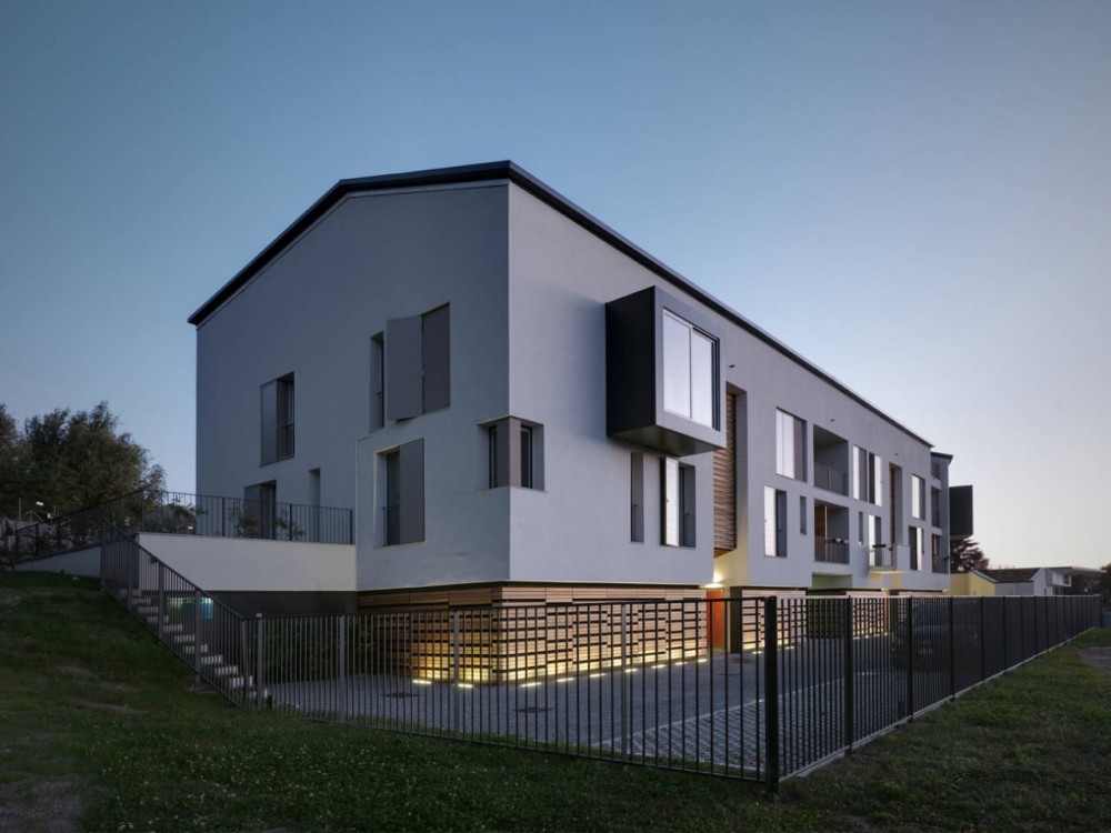 Edificio Residencial-Comercial en Azzate / Park Associati - Más Imágenes