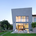 Casa Ecológica en Herzelya / Sharon Neuman Architects - Casas, Jardín, Fachada, Puerta, Sillas