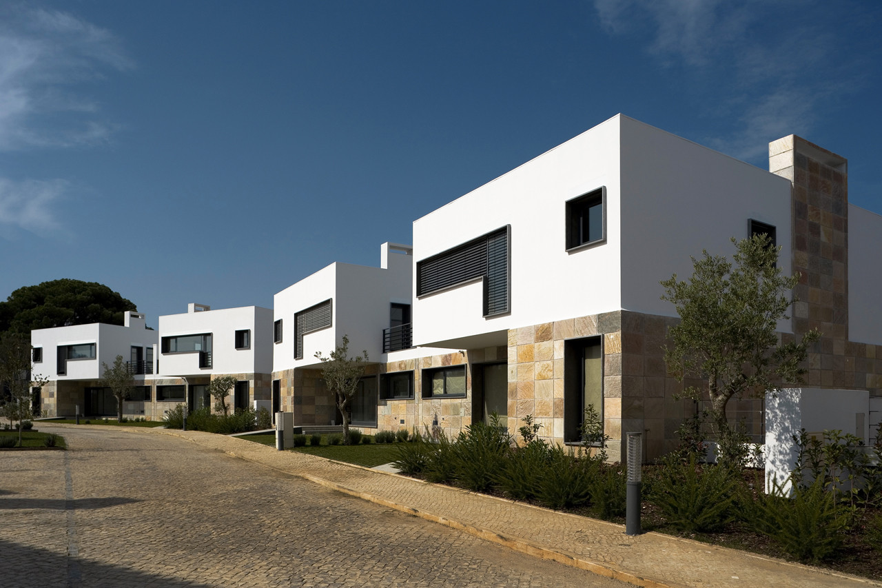 Gallery of Condomínio Quinta Vale Verde / Humberto Conde 2