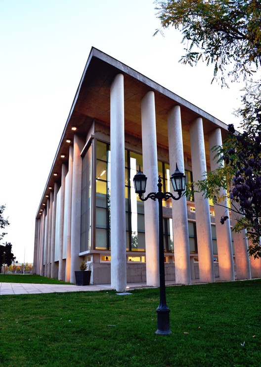 U. Talca Library / Valle Cornejo Arquitectos - Windows, Facade, Column