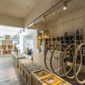 Monochrome Bikes / Nidolab - Tienda, Mesas