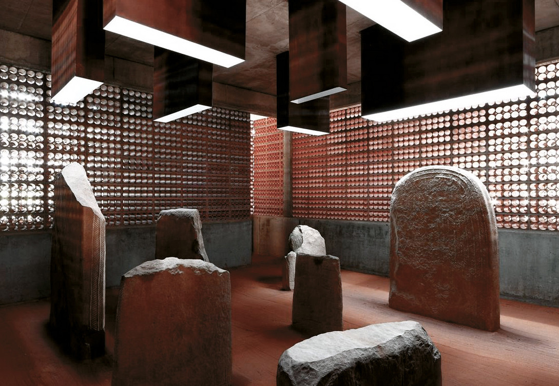 Gallery of Espacio Transmisor Del Túmulo Dolmen Megalítico De Seró