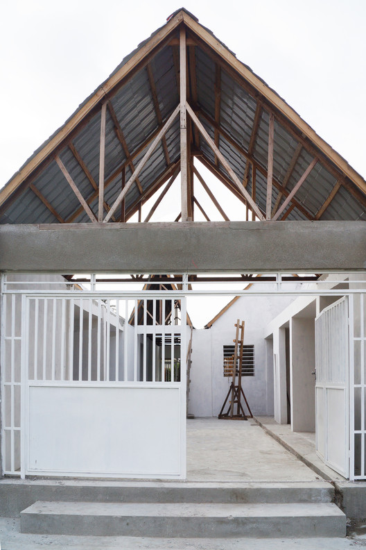 Japanese Cultural Center of D.R. Congo /  Keio University SFC Hironori Matsubara Laboratory - Beam, Facade, Handrail