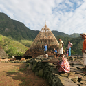Arquitectos de Indonesia trabajan para preservar y reconstruir las tradicionales chozas cónicas Mbaru Niang - Image 1 of 4