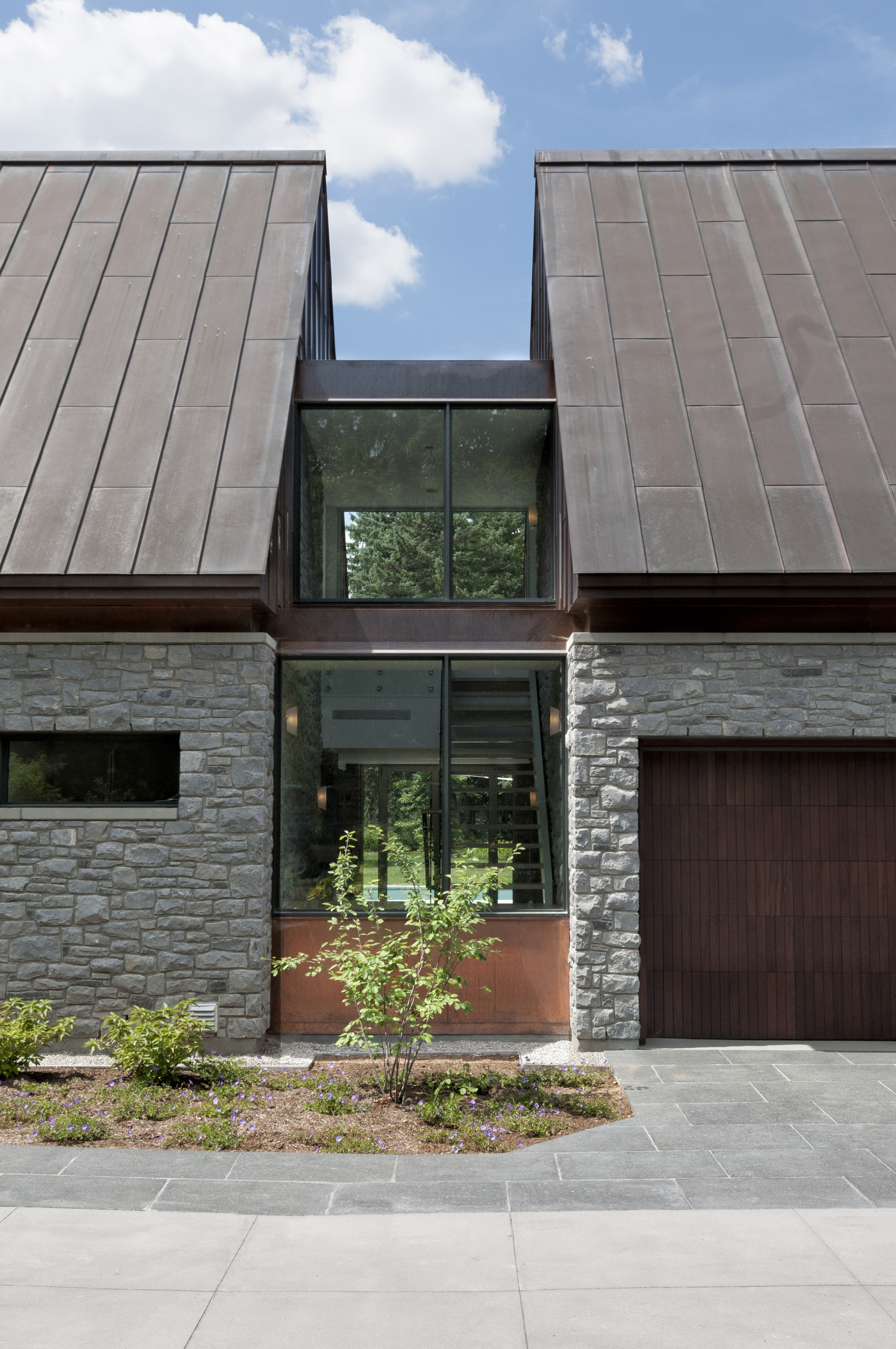 Gallery of 299 Soper Place / Barry J. Hobin + Associates Architects Inc - 3