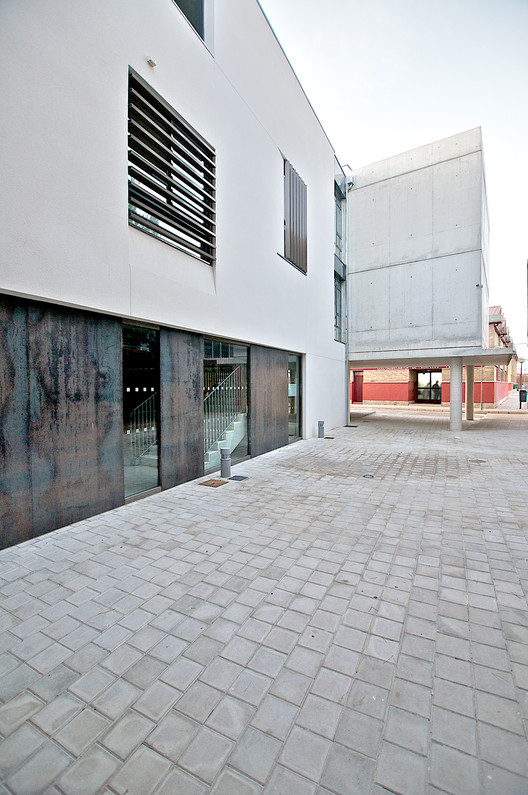 9th October Institute in Carlet / García Floquet Arquitectos - Windows, Facade, Concrete