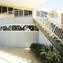 Centro Comunitario Chalco  / Solis Colomer Arquitectos - Escaleras, Barandas, Fachada