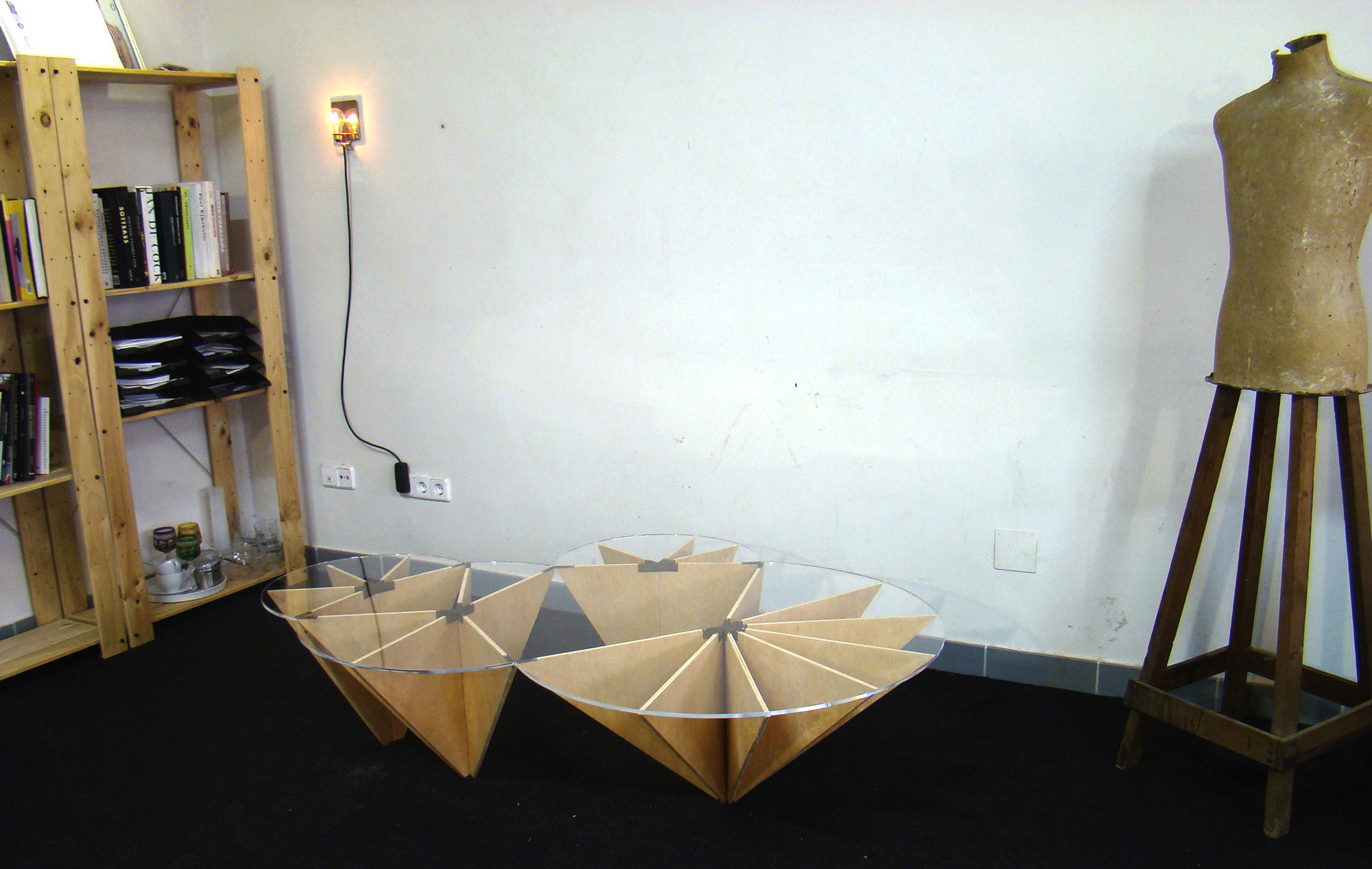 Mesa Lily / Ignacio Hornillos Design Studio - Imagen 2 de 11