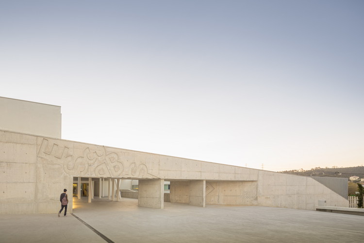 Escuela Secundaria Caneças / ARX - Escuela Secundaria