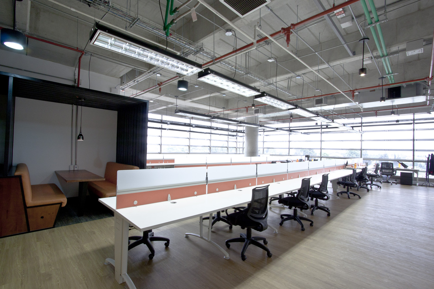 Level Up! / KdF Arquitectura - Mesas, Sillas