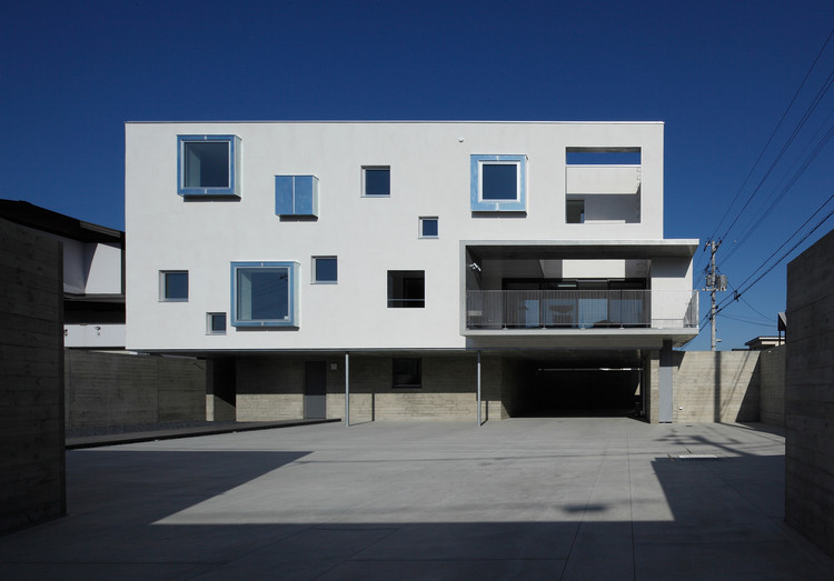 White Colony / Keikichi Yamauchi Architect and Associates - Apartment Interiors, Facade, Door