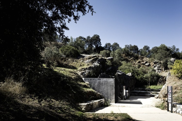 Gruta do Escoural / Nuno Simões + DNSJ.arq - Stairs, Forest