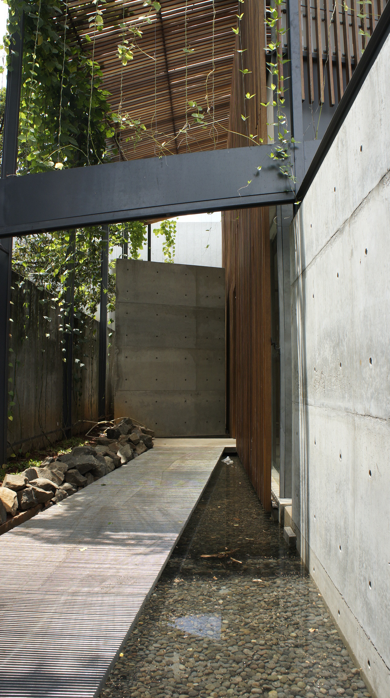 Gallery of Light+Light House / Studio TonTon 24