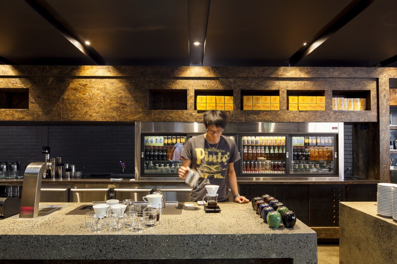 Galeria de Cafeteria Code Black / Zwei Interiors Architecture 3