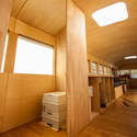 Proyecto de Tesis transforma un bus escolar en una micro-casa - Image 2 of 4