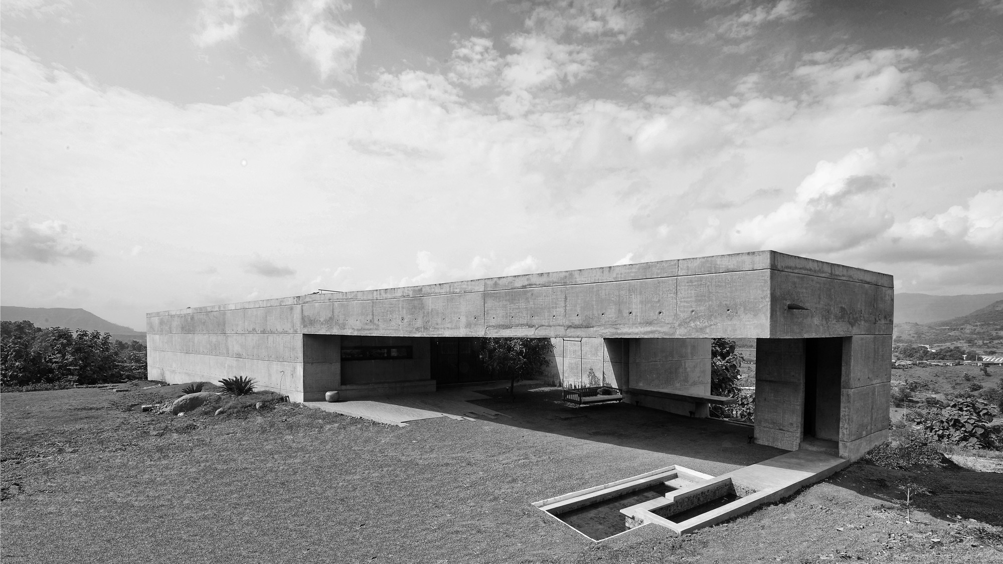 Gallery of The House Cast in Liquid Stone / SPASM Design Architects 14
