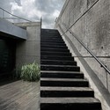 流动石头建成的房子  / SPASM Design Architects - 独立住宅