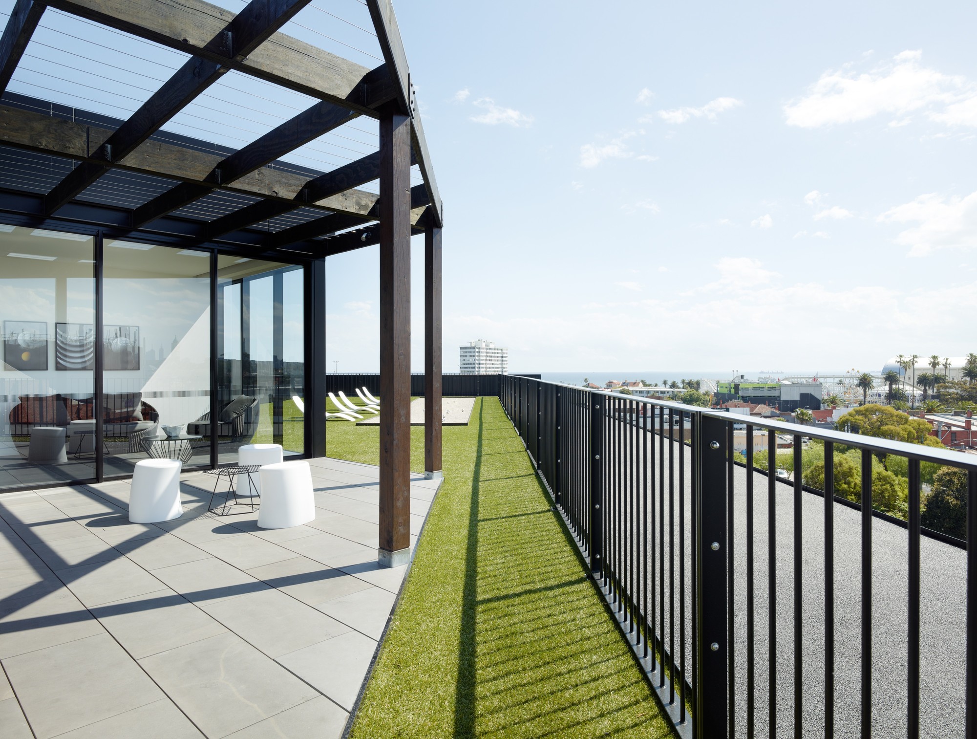 Gallery of Luna Apartments / Elenberg Fraser 16