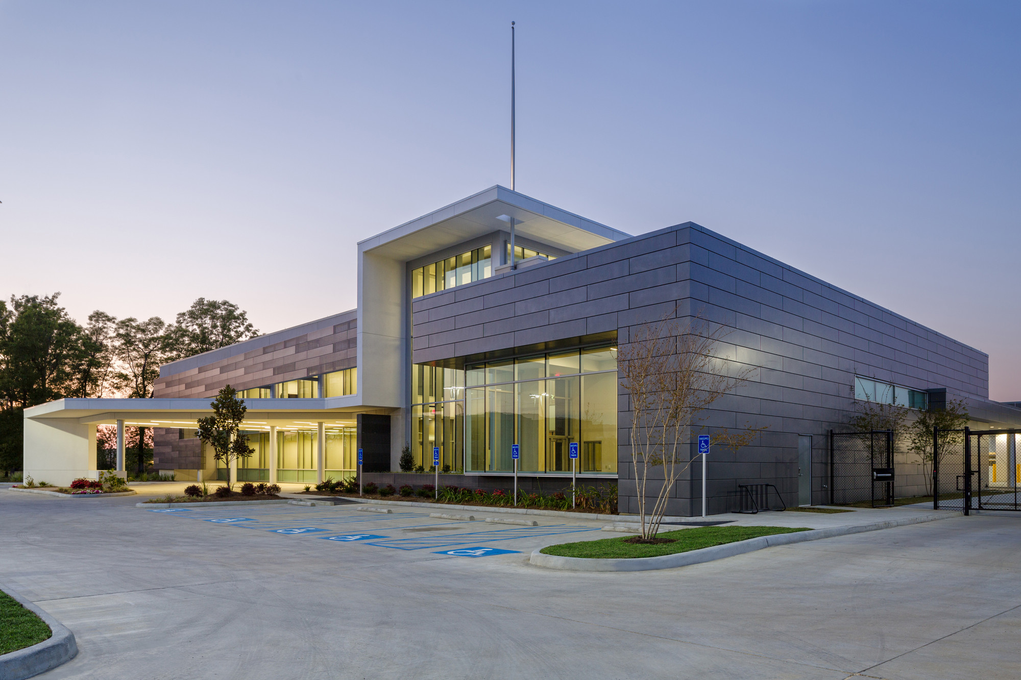 Gallery of Baton Rouge Emergency Medical Services Headquarters / RemsonHaleyHerpin Architects 2