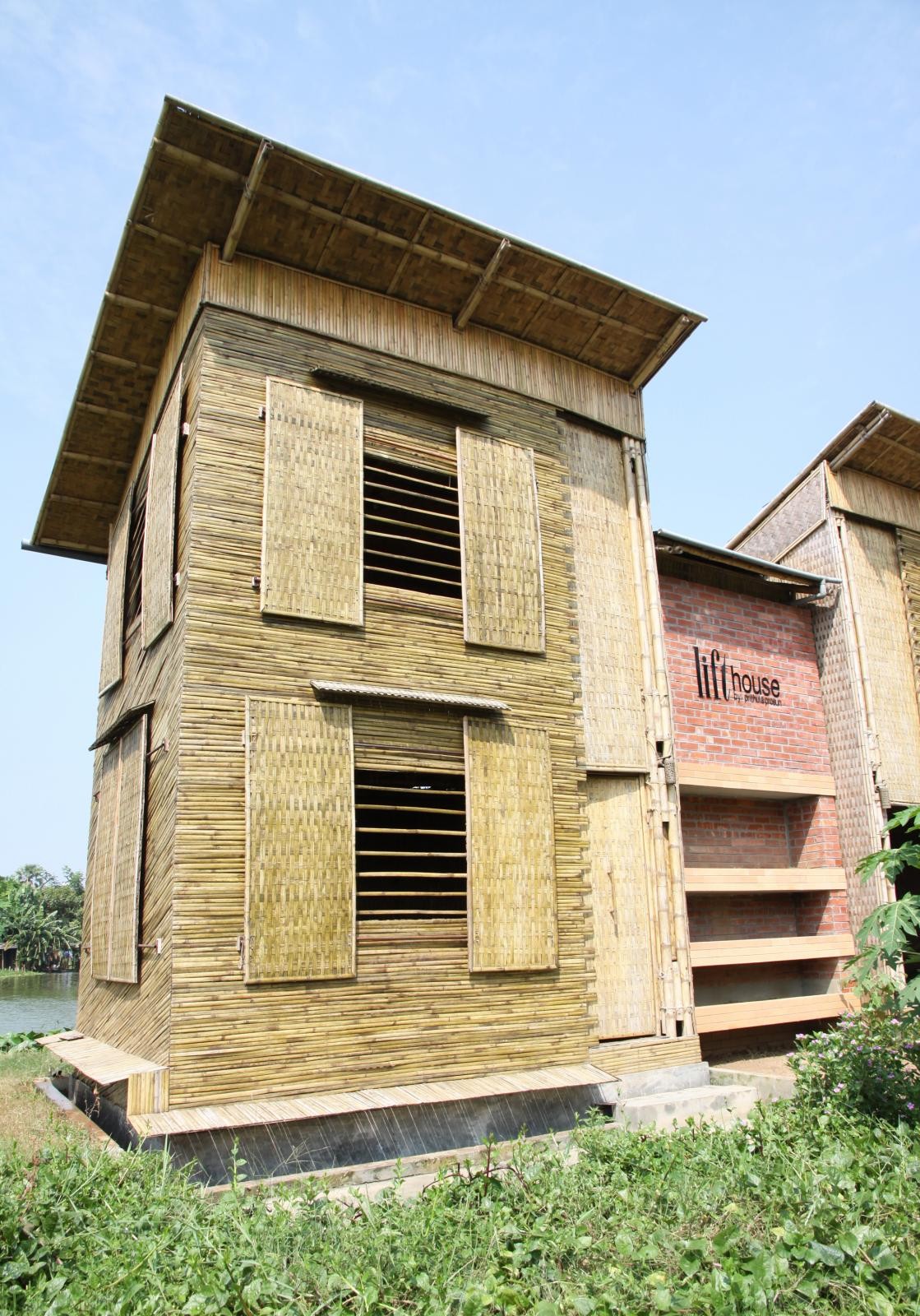 Galería de Casa de Bambú en Bangladesh flota con el aumento del nivel