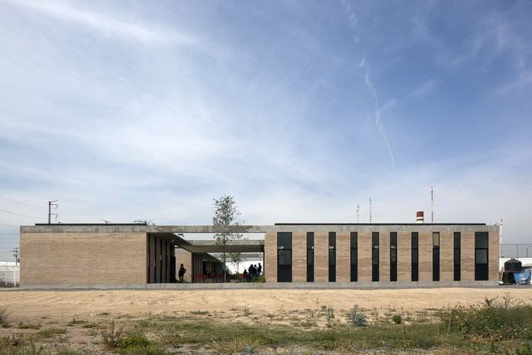 Preparatoria Nuevo Continente / Miguel Montor - High School, Facade