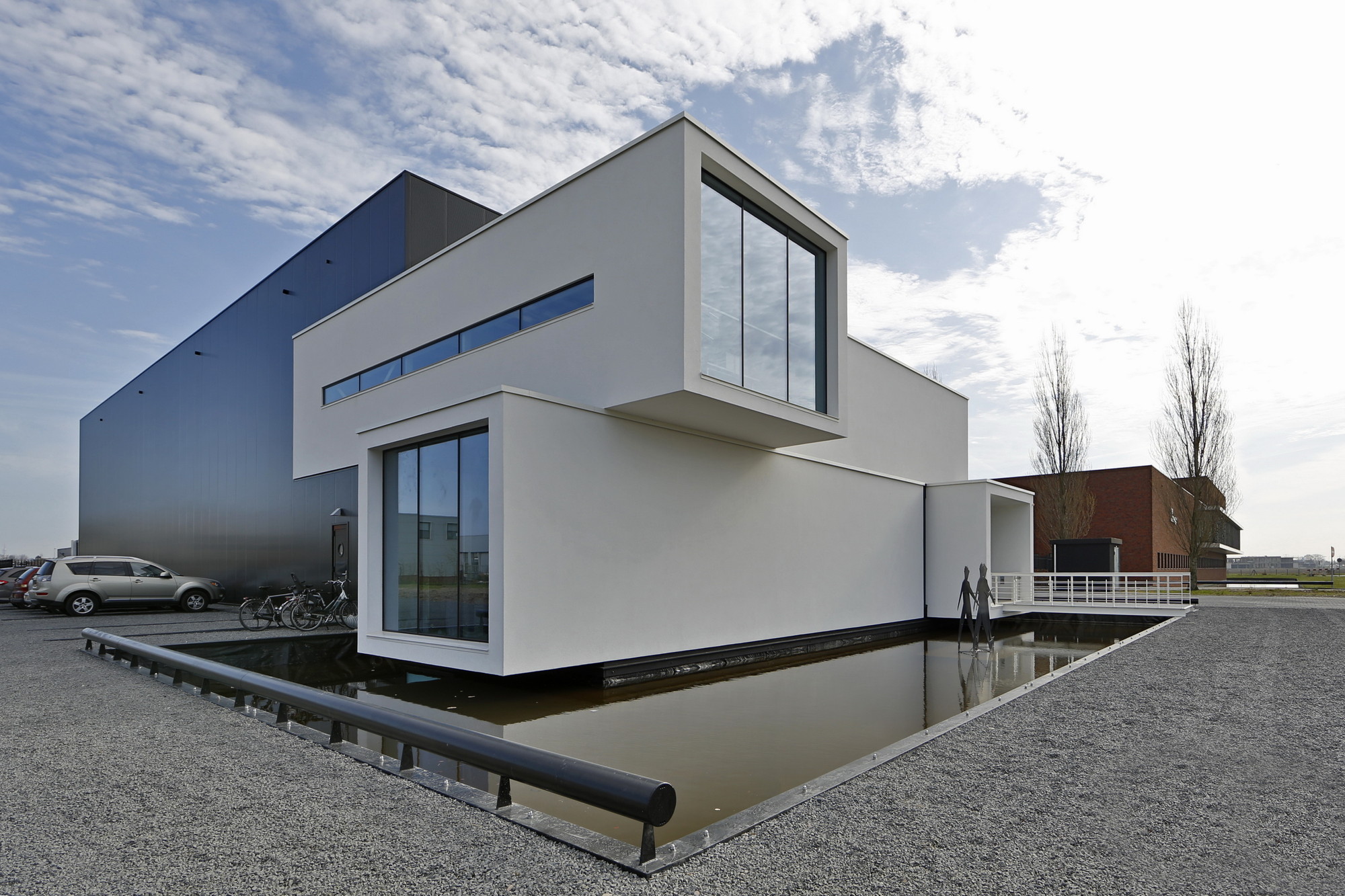 Небольшое здание. Школа внешний вид здания. Здание было небольшим. Исторические здания. Здание из красного кирпича.