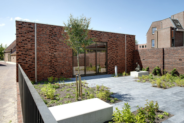 Restoration and Extension Museum Nairac / Van Hoogevest Architecten - Brick, Windows, Facade, Garden, Courtyard