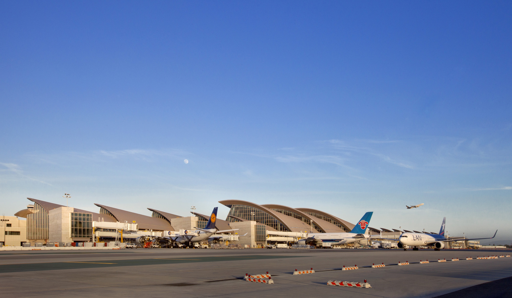 DO ALL INTERNATIONAL FLIGHTS ARRIVE AT TOM BRADLEY visual data 5