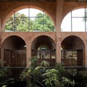 Clássicos da Arquitetura: Residência Nivaldo Borges / João Filgueiras Lima - Fachada, Arcada, Arco, Pilar, Jardim, Aido